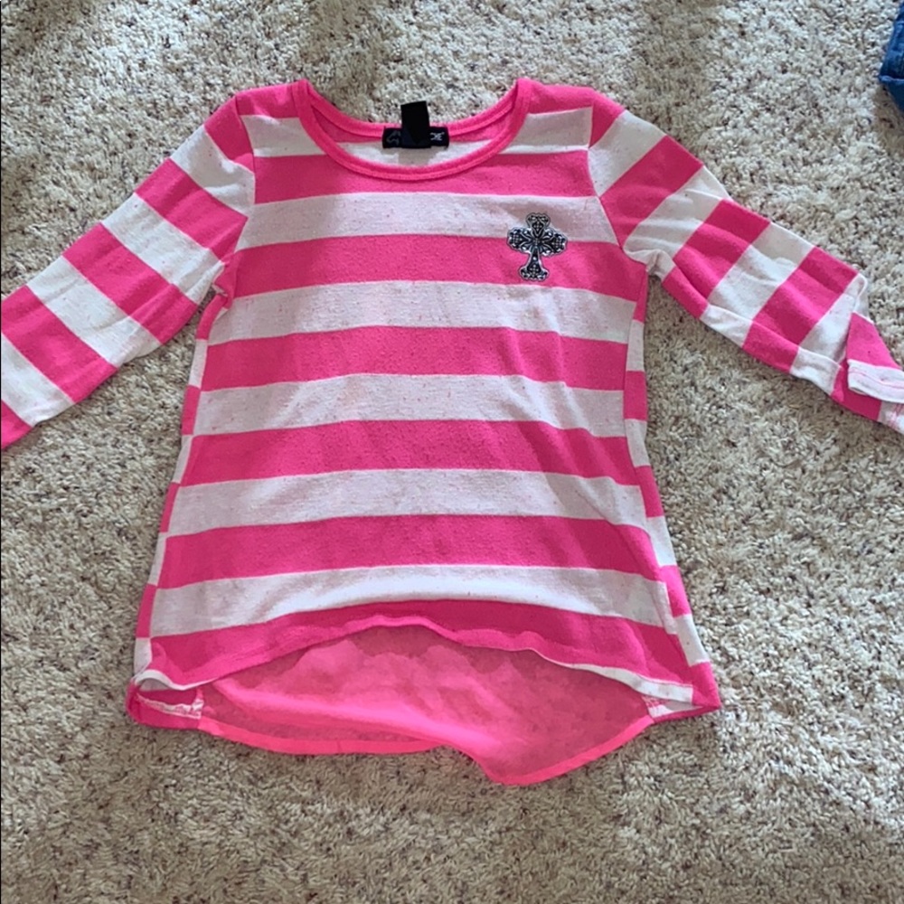 This is super cute pink and white top!!
